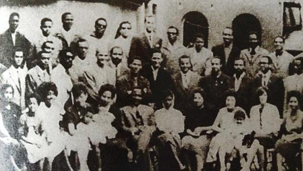 Parte dos protagonistas da fuga de 1961, já em França. Fotografia incluída no artigo "Fazer nascer uma nação", de Joana Simões Piedade, publicado no portal Buala.