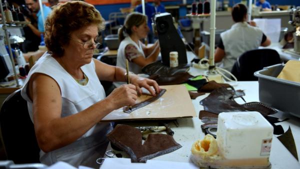 trabalhadora em fábrica de calçado