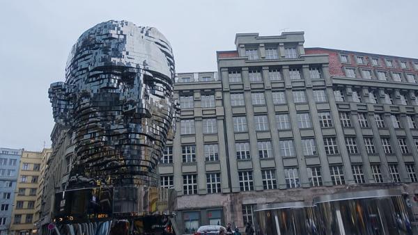Estátua cabeça de Kafka.