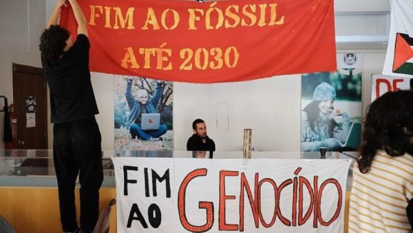 Estudante pendura faixa no interior da Faculdade de Psicologia da UL