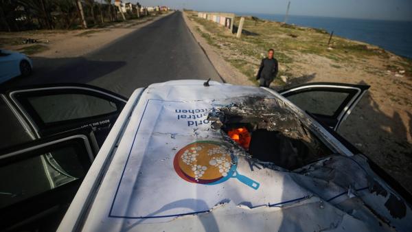 Carro da caravana da ONG World Central Kitchen bombardeado pela aviação israelita em abril.