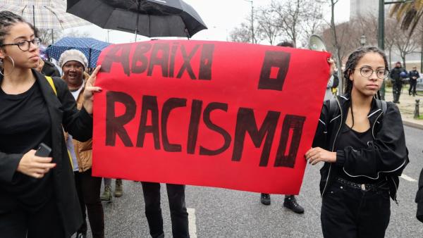 Cartaz antirracista.