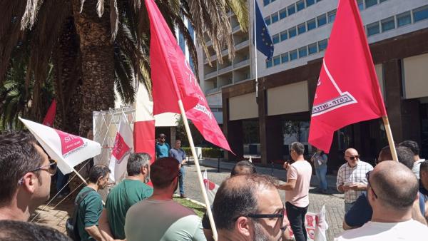 Concentração à porta da Navigator