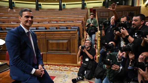 Pedro Sánchez com fotógrafos no parlamento espanhol