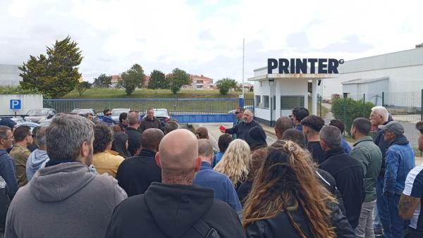Trabalhadores à porta da Printer esta terça-feira
