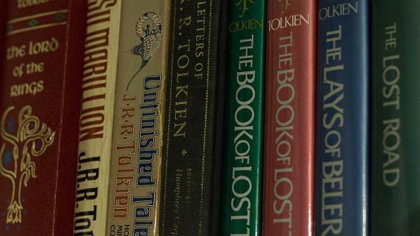 Prateleira com livro de Tolkien.
