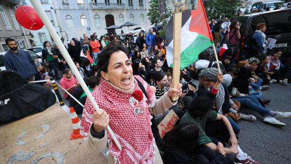 Protesto em frente ao São Jorge em solidariedade com Palestina