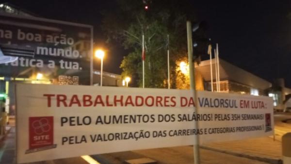 Faixa colocada à entrada da Valorsul