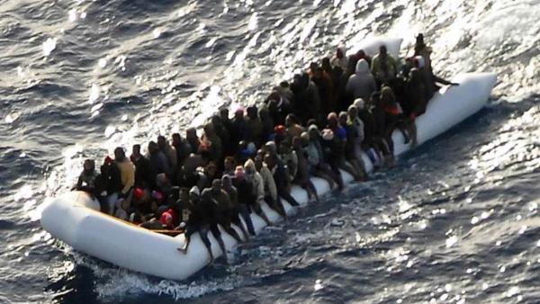 Barco com migrantes no Mediterrâneo. 