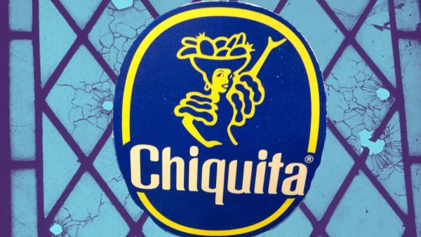 Logo Chiquita sobre fundo de vidro com marcas de balas