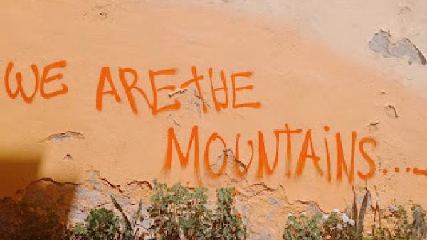 Muro com a mensagem: we are the mountains