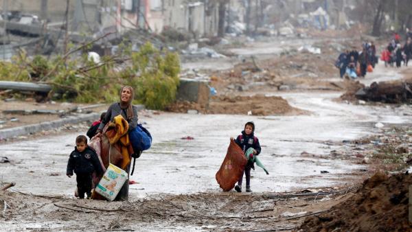 Civis fogem do norte para o sul de Gaza em novembro de 2023.