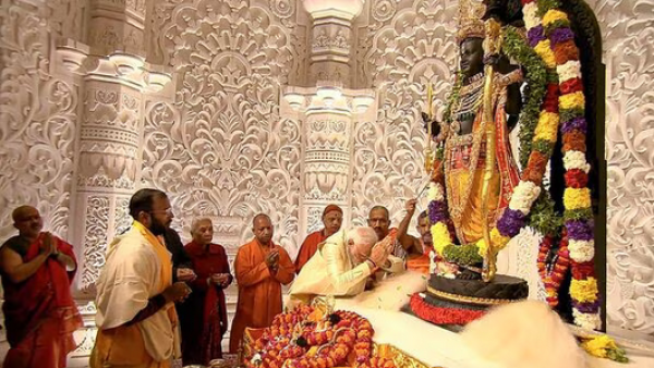 Modi no templo de Ram Mandir em Ayodhya.