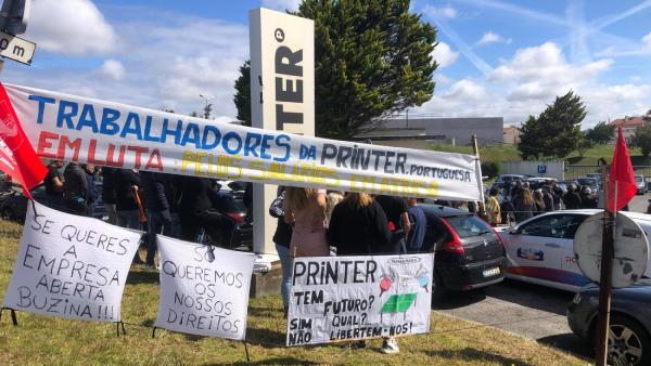 Faixas à entrada da Printer