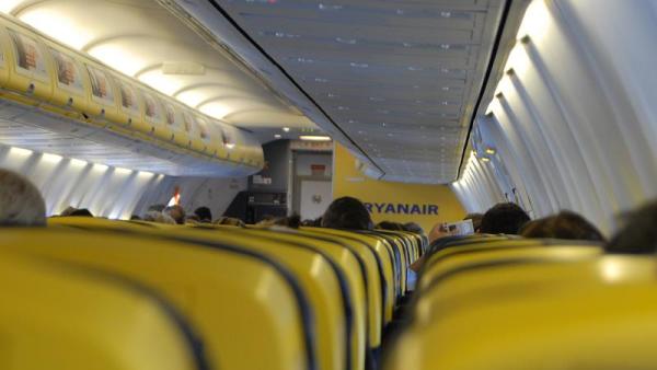 Interior de um avião da Ryanair.