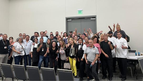 Trabalhadores da hotelaria do Centro de Convenções de San Diego celebram.