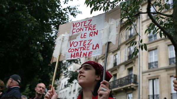 Cartaz numa manifestação contra a extrema-direita em França