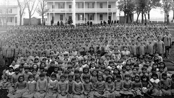Alunos da Carlisle Native Industrial School na Pensilvânia.