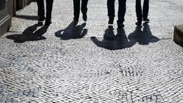 sombras de pessoas na rua
