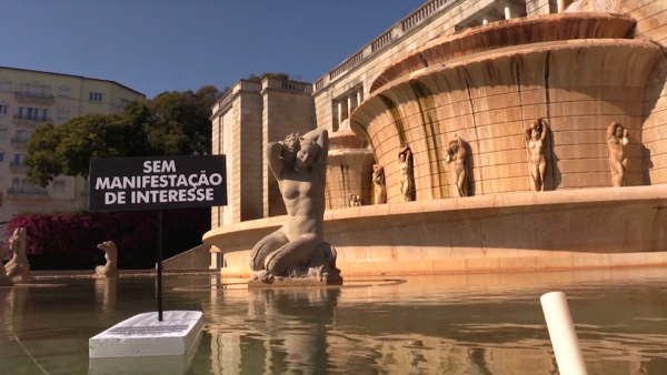 Imagem de barco numa fonte de Lisboa com a mensagem "sem manifestação de interesse"