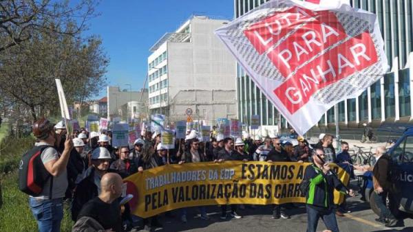 Trabalhadores da EDP frente à sede da empresa.