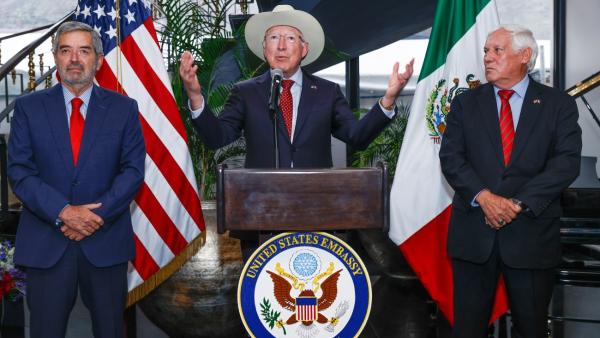 Embaixador Ken Salazar em julho, ladeado pelo próximo ministro dos Negócios Estrangeiros Juan Ramon de la Fuente (à esq. na foto) e pelo atual ministro da Agricultura Victor Manuel Villalobos (à dir. na foto).