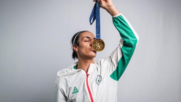 Imane Khelif com medalha de ouro