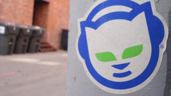 Autocolante do Napster numa parede de rua