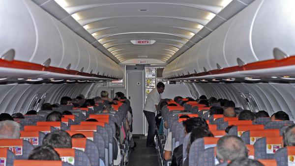 Interior de um avião da Easyjet.