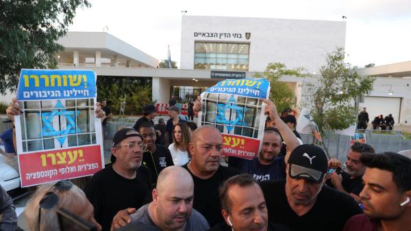 Manifestação pela libertação dos soldados