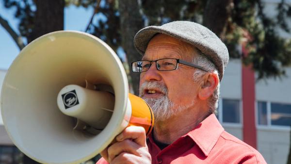 Ativista ambiental numa marcha sobre o clima