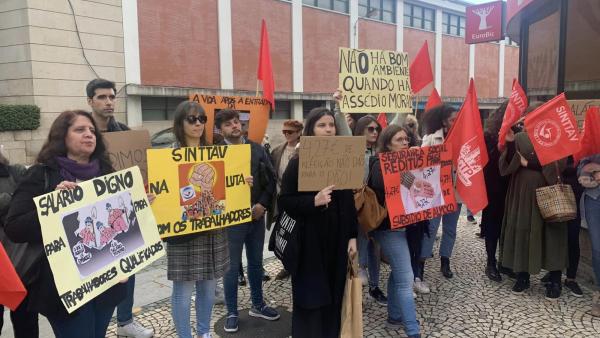Trabalhadores do call center operado pela Reditus em manifestação