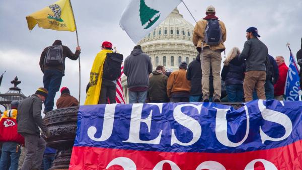 Faixa "Jesus 2020" na invasão do Capitólio em janeiro de 2021
