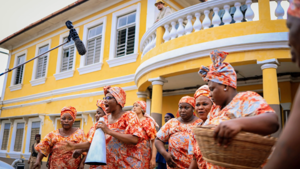 Nos bastidores de Funmilayo Ransome-Kuti. Imagem de Bolanle Austen-Peters Production 2024