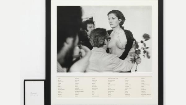 Foto da performance de Marina Abromović em Nápoles, 1974