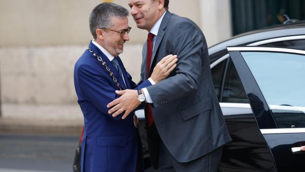Moedas e Montenegro abraçam-se