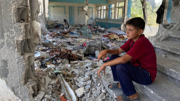 Rapaz numa escola destruída em Nuseirat, na Faixa de Gaza.