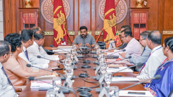 Anura Kumara Dissanayake reúne com quadros do Estado.