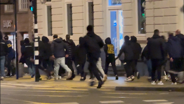 Adeptos do Maccabi atacam no centro de Amesterdão.