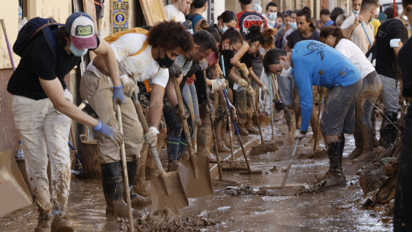 Grupo de voluntários limpa as ruas em Paiporta.