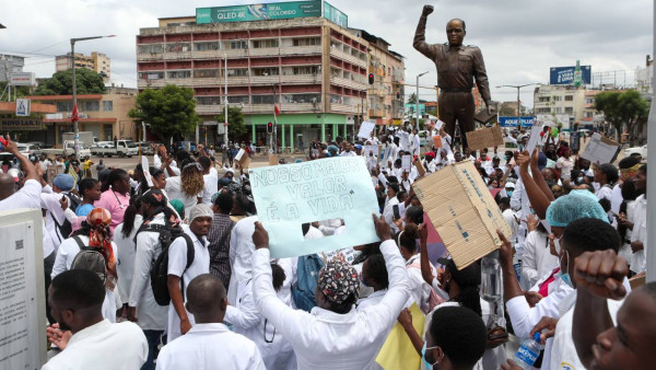 Manifestação de médicos e profissionais de Saúde em Maputo. 
