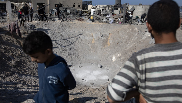  Palestinianos num local bombardeado por Israel em Khan Younis