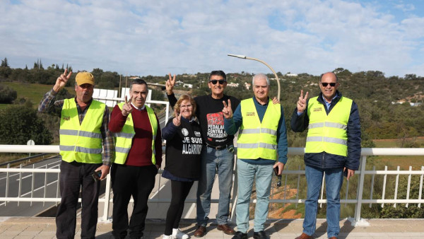 Membros da Comissão de Utentes da Via do Infante esta terça-feira em Loulé.