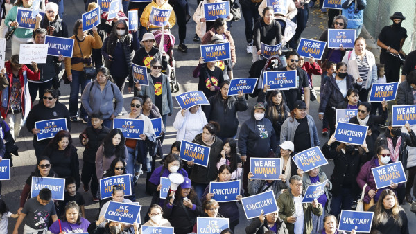 Manifestação na Califórnia contra deportação massiva proposta por Trump.