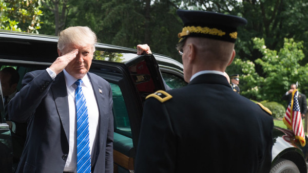 Trump e militar