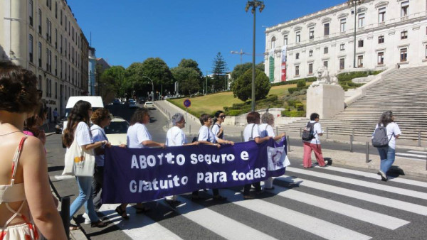 Ação pelo aborto seguro em frente ao Parlamento.