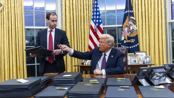 Trump assina primeiros documentos.