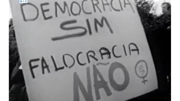 Imagem da reportagem da RTP sobre a manifestação feminista no Parque Eduardo VII, em Lisboa.
