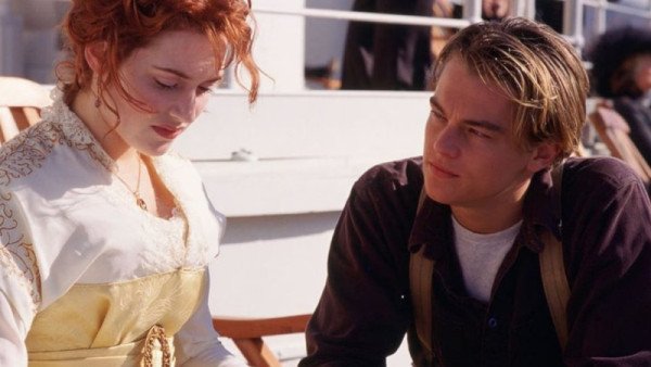Kate Winslet e Leonardo di Caprio no Titanic. A atriz sofreu de gordofobia na primeira pessoa..