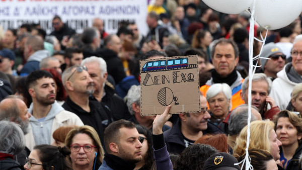 Manifestante em Atenas com cartaz onde se lê "Não tenho oxigénio"